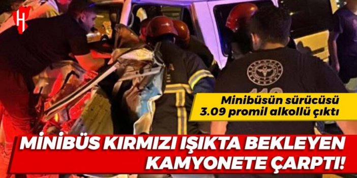 Minibüs kırmızı ışıkta bekleyen kamyonete çarptı! Minibüs sürücüsü alkollü çıktı