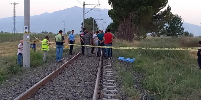 Koyunlarını kurtarmaya çalışan talihsiz kadına tren çarptı!