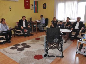Kuşadası’nda 4 engelli vatandaşa tekerlekli sandalye hediye edildi