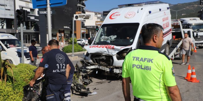 Hasta taşıyan ambulansla otomobil çarpıştı: 4 kişi yaralandı