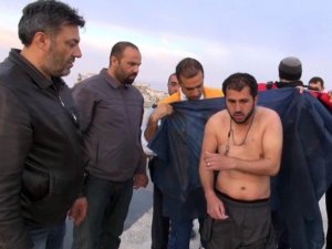 Denizin Ortasında Kalan Suriyelileri Balıkçılar Kurtardı