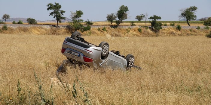 Tarlaya devrilen otomobilde can pazarı! 5 kişi yaralandı