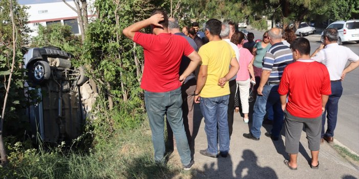 Denizli'de feci kaza: Otomobil evin çatısına devrildi