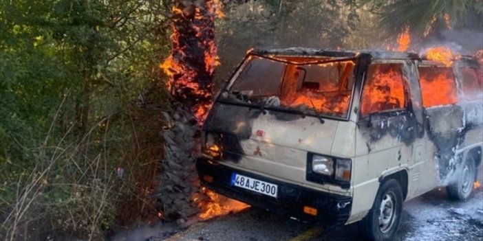 Park halindeki panelvan alev alev yandı!