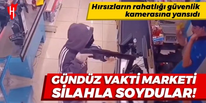 Gündüz vakti marketi silahla soydular! Soygun anı güvenlik kamerasına yansıdı