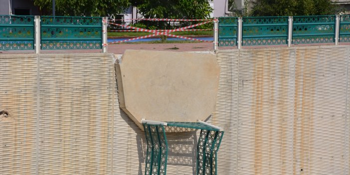 Çay kenarındaki seyir balkon çöktü! 2 kişi yaralandı