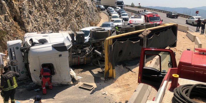 Kum yüklü tır devrildi! Kara yolu trafiğe kapandı