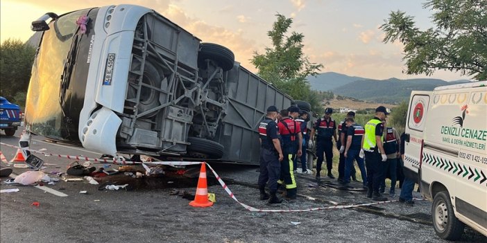 Katliam gibi kaza! Kamyon, düğün otobüsüne çarptı: 6 ölü 42 yaralı