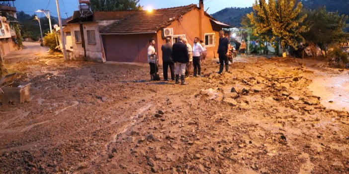 Köşk’ü sel vurdu: Yollar göle döndü, araçlar mahsur kaldı