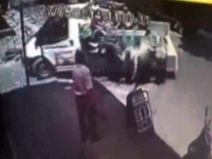 Cenaze Taşınan Kamyonetten Düşen 3 Kişi Yaralandı