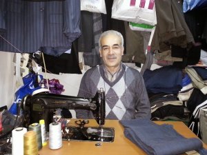 Kendisi ile Yaşıt Makineyle İlmek Atıyor