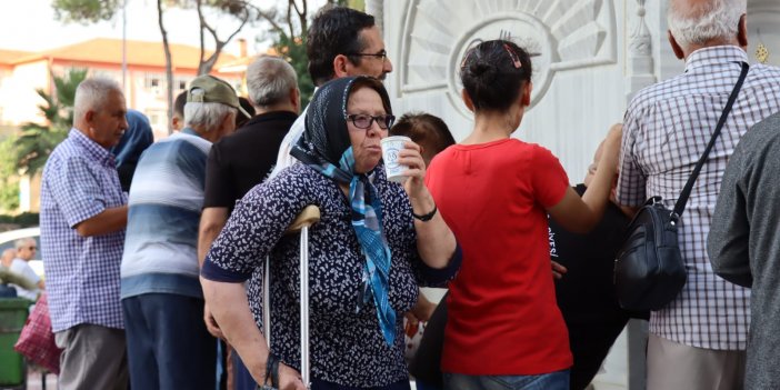 Nazilli'de gelenek bozulmadı: Mevlid Kandili’nde Osmanlı Çeşmesi’nden şerbet aktı