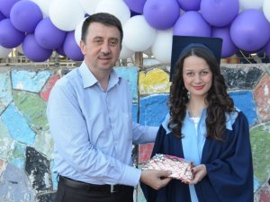Anadolu Öğretmen Lisesi’nde Mezuniyet Sevinci