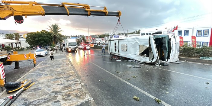 Devrilen midibüsle otomobil çarpıştı, 1'i çocuk 4 kişi yaralandı