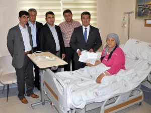 Mazbatasını Alır Almaz Meclis Üyesini Hastanede Ziyaret Etti