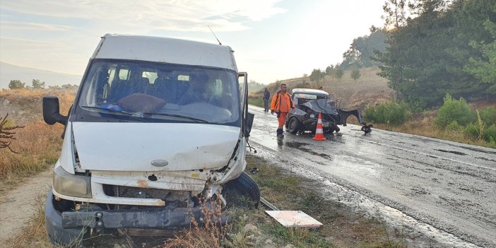 Tarım işçilerini taşıyan minibüs kaza yaptı! 7 yaralı