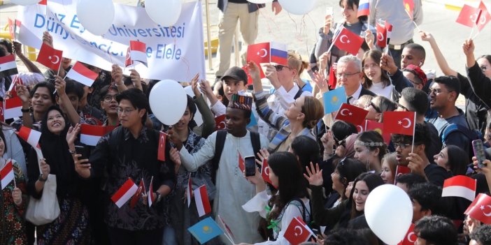 Yabancı öğrenciler Filistin için gökyüzüne beyaz balonlar bıraktı