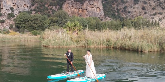 Deniz tutkunu aşıklar su üstünde nikah töreni düzenledi