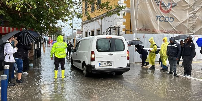 İzmir şiddetli sağanak ve fırtınaya teslim!