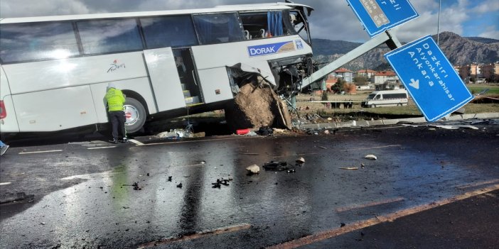 Turistleri taşıyan otobüs otomobille çarpıştı: 20 yaralı!