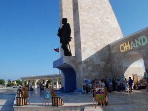 8 Metrelik Atatürk Heykeli Sallanıyor