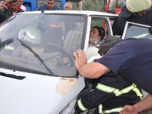 Direksiyonda Sıkışan Kadın Sürücü Uzun Uğraşlar Sonucu Kurtarıldı