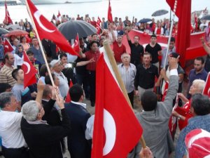 Kuşadası’nda Bayrak Yürüyüşü