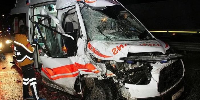 Kamyonla çarpışan ambulanstaki hasta kurtarılamadı! 4 yaralı