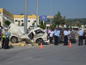 İnşaat Servisi Araç ile Çarpıştı: 1 Ölü, 13 Yaralı