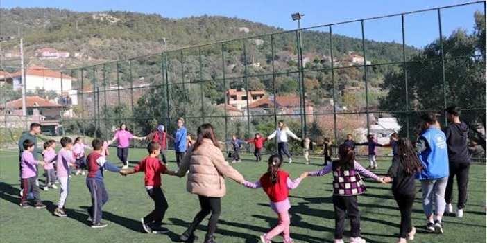 Aydın’da gönüllü gençler miniklerin yüreğine dokundu