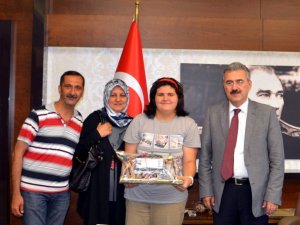 Gülben Eliyatkın, Karne Sevincini Vali Ayyıldız’la Paylaştı