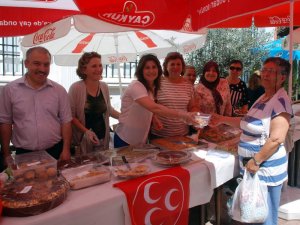 MHP'li Kadınlar Kermes Düzenledi