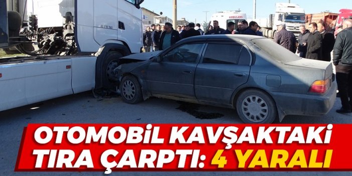 Otomobil kavşaktaki tıra çarptı! 4 yaralı