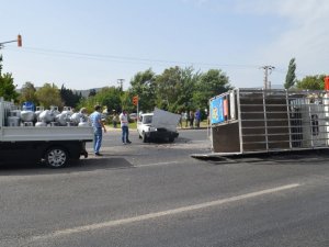 Söke’de Tüp Kamyoneti Devrildi