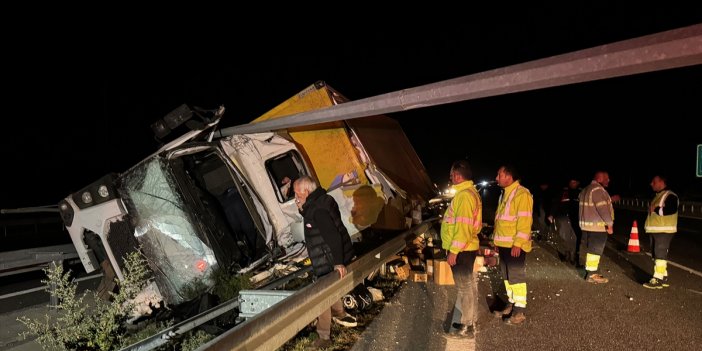 Feci kaza: Devrilen kamyondaki yolcu öldü, sürücü ağır yaralandı