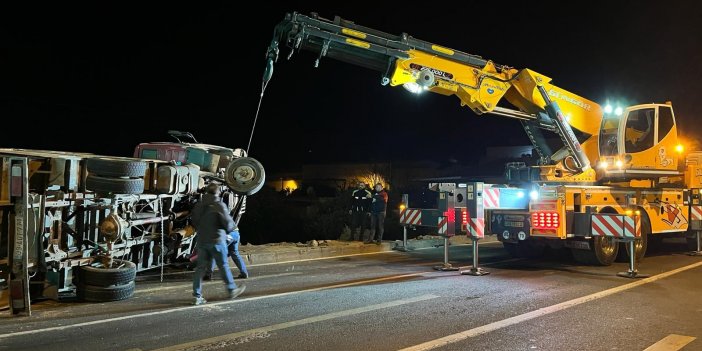 Nazilli’de aynı yerde ikinci kaza! Kamyon evin bahçesine devrildi: 1 yaralı