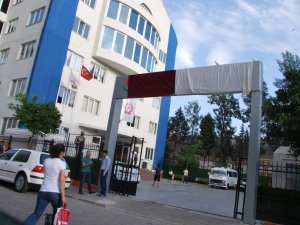 Patronlar Anlaşamayınca Okulun Tabelaları Kapatıldı