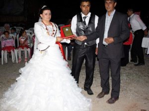 Muhtardan Evlenen Çiftlere Plaketli Kutlama