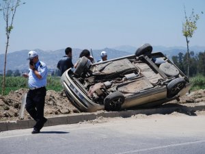 Güneş Gözlüğünü Silmeye Çalışırken Takla Attı