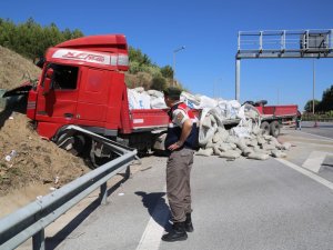 Tır, Karayolları İşaretleme Aracına Çarptı: 1’i Ağır, 4 Yaralı