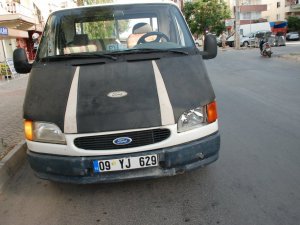 Didim’de Karşıdan Karşıya Geçmeye Çalışan Çocuğuna Araç Çarptı