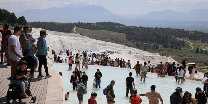 Pamukkale'de bayram yoğunluğu: 50 bin turist geldi