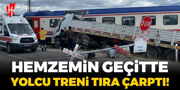 Hemzemin geçitte yolcu treni tıra çarptı!