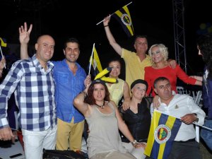 Kuşadası’nda Sarı Lacivert Gece