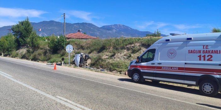 Feci kazada devrilen otomobilin sürücüsü öldü, 3 kişi yaralandı!