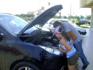 Motora Sıkışan Yavru Kediyi Esnaf Kurtardı