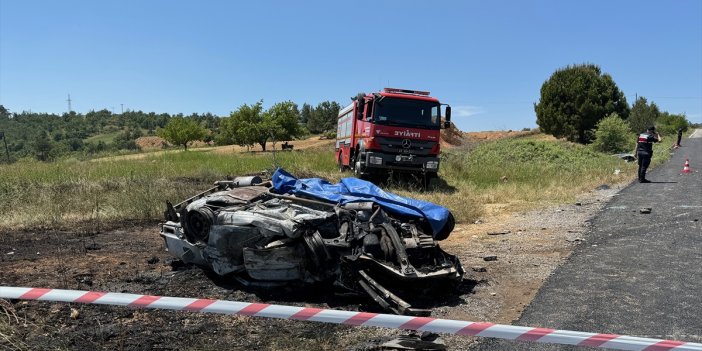 İki otomobilin çarpıştığı kazada otomobil alev aldı! 1 kişi öldü, 8 kişi yaralandı