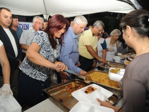 Çerçioğlu, Söke'de Vatandaşlara Yemek Dağıttı