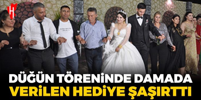 Düğün töreninde damada verilen hediye şaşırttı!