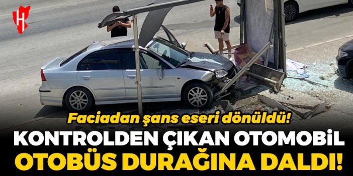 Faciadan şans eseri dönüldü! Kontrolden çıkan otomobil otobüs durağına daldı